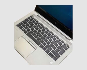 HP EliteBook 735 G6 Ryzen 5 in Silver, three-quarter side view