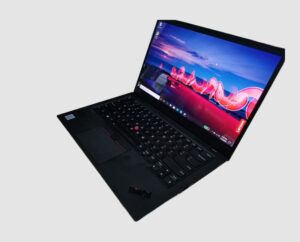 Lenovo ThinkPad X1 Carbon Gen 8 i7, in Black, three-quarter side view