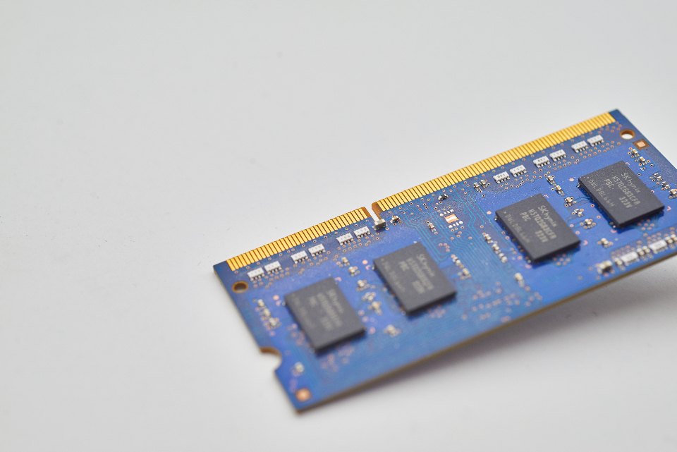 Memory module without a heatspreader, individual memory chips visible